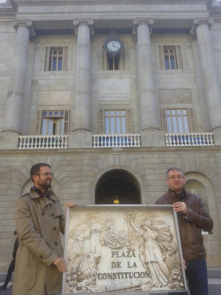 albasanchz's tweet photo. @ramondeveciana @UPyD piden que se restituya la placa conmemorativa de la #Constitucion en plaza Sant Jaume http://t.co/E3dFbFZVgk