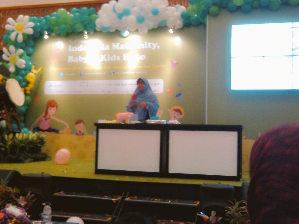 IbuDanMama's tweet photo. Kali ini ada demo masak dari chef @chefxperiment yang akan membuat kreasi bento untuk bekal si Kecil.. #IMBEX2014 http://t.co/1APw15ztfX