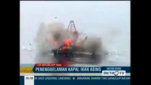 LilisSuryanthi's tweet photo. 3 dari 35 illegal fishing boats ditenggelamkan.Mantap,habisin aja semuanya biar kapok. http://t.co/zzjDC8KiNj