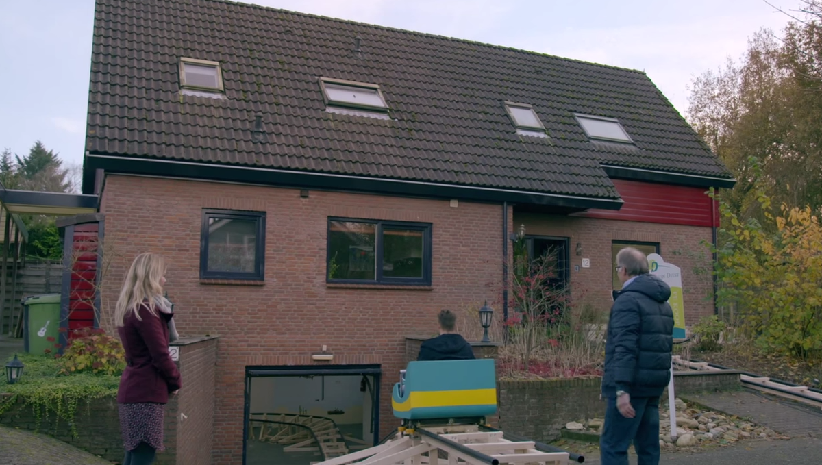 itvnews's tweet image. Video: Rollercoaster takes buyers around prospective home itv.com/news/2014-12-0…