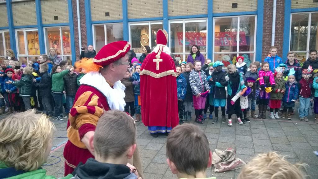 WSKOPiusX's tweet photo. Sinterklaas op de PiusX http://t.co/90dLYkcGQL