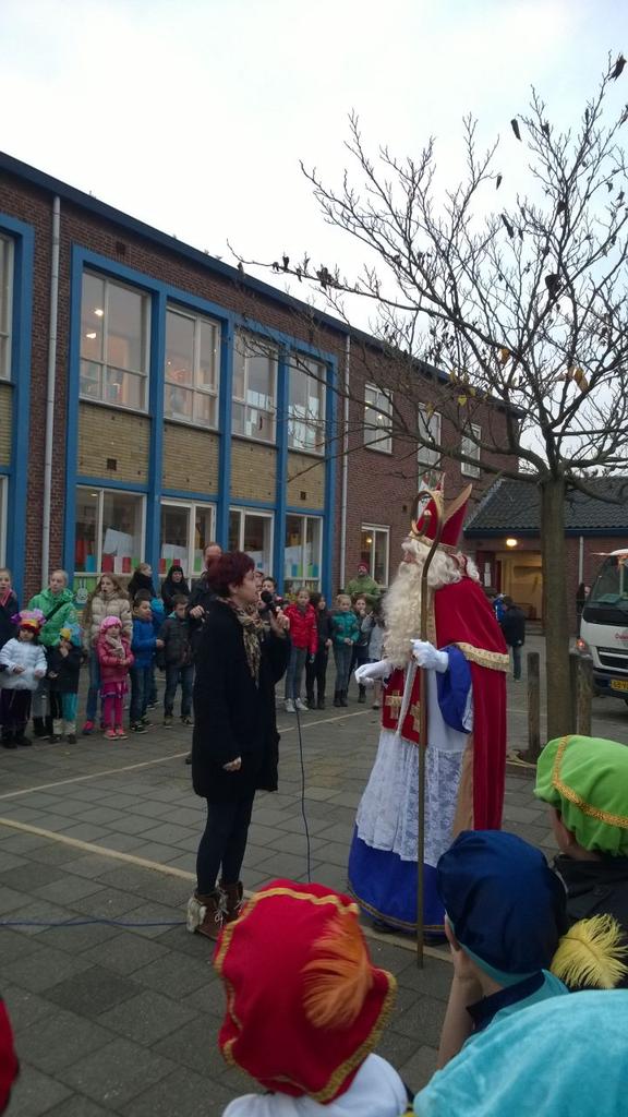 WSKOPiusX's tweet photo. Sinterklaas op de PiusX http://t.co/90dLYkcGQL