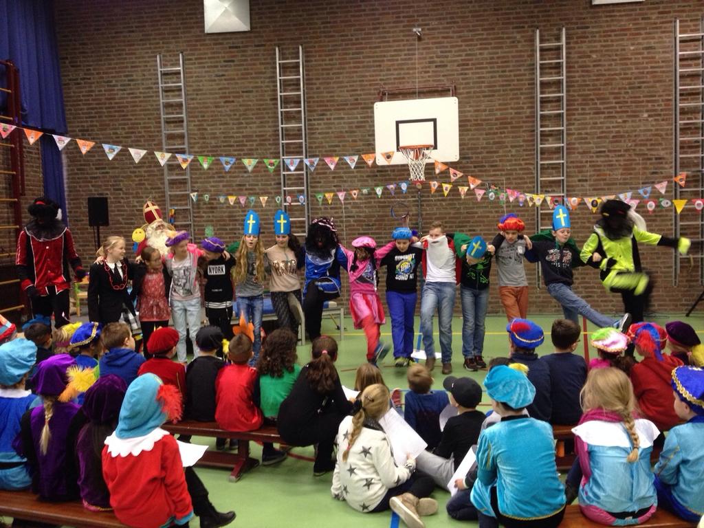 WSKOPiusX's tweet photo. Sinterklaas op de PiusX http://t.co/90dLYkcGQL