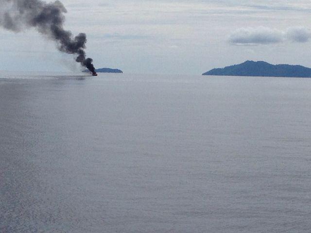 fadjroeL's tweet photo. Kapal Ikan Asing Tangkapan KRI Iman Bonjol Ditenggelamkan di Tarempa, Anambas Kep. Riau, Jumat (5/12), @PedomanNEWS http://t.co/MjxniszLEa