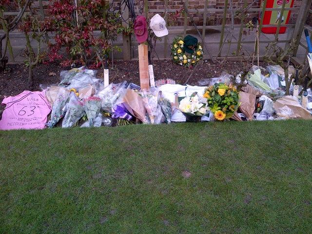 Beautiful tribute to Philip Hughes @Middlesex_CCC #Putoutyourbats