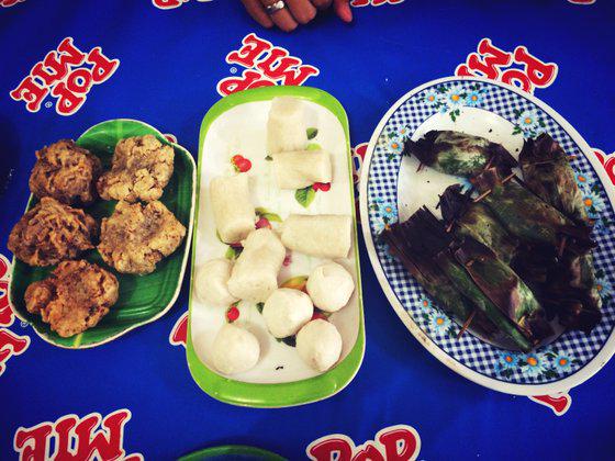PulauBangka's tweet photo. Otak-otak &amp; empek-empek memang nyamen makan malem2 kayak ni... #PulauBangka http://t.co/DY3cfEijd4