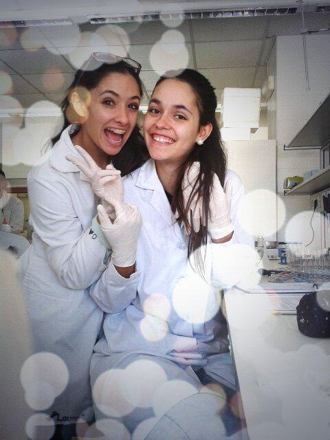 Laucostoso's tweet photo. Laboratorio time con @SoniaStinson ✌ http://t.co/BoGEleu9vq