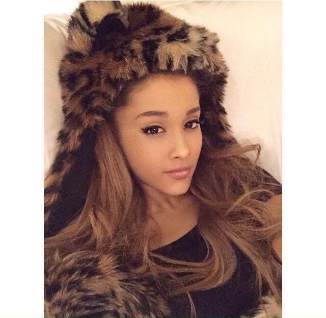 GrandeArianap's tweet photo. Comfy time 💋 http://t.co/wjjAvmT6f0