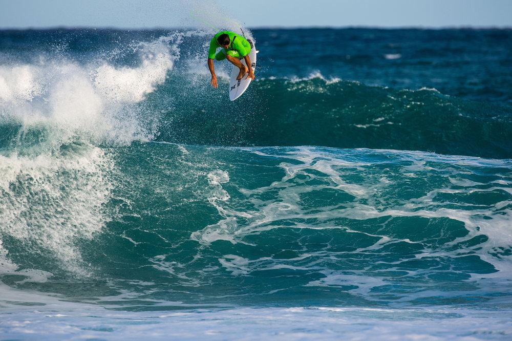 musicadizes's tweet photo. #ThisWeekInHawaii: @julian_wilson's got that steezy method on lock. @cadizdeporte @andaluzdeporte @AgendaCadiz https://t.co/taUUBLSabb