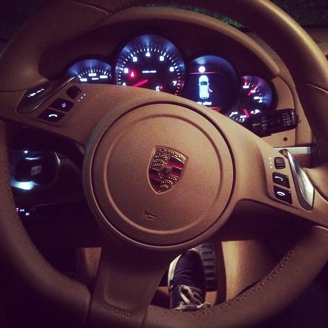 C_Fernandez__'s tweet photo. Neuer Wagen 🙈 #Porsche #Cayenne #240kmh #Benziner #Vroom #fetterSound http://t.co/FCddnyeJbi