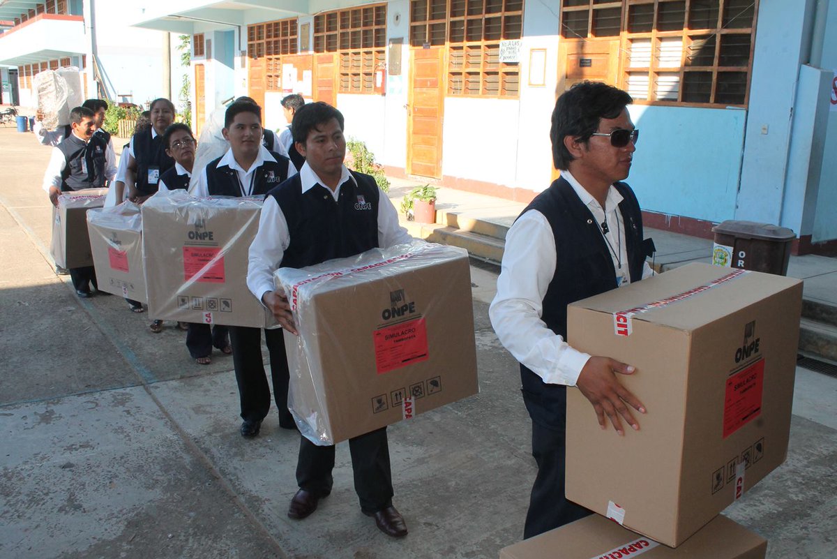 ONPE_oficial's tweet photo. #ONPE despliega el material desde las #ODPE hacia más de 2 mil locales de votación #SER2014 → http://t.co/w7EmJpdDib http://t.co/QvfkG6tJPn