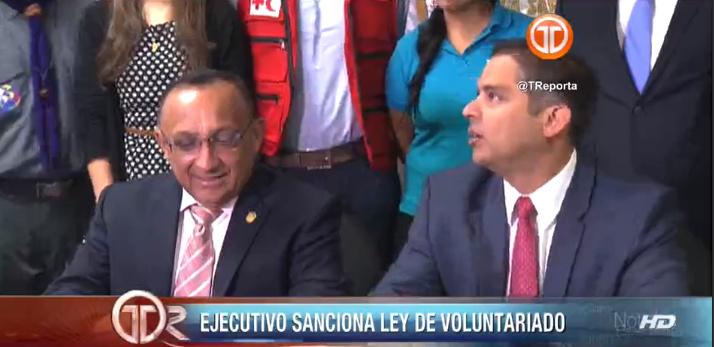 TReporta's tweet photo. En el Día Internacional de los Voluntarios, el Ejecutivo sanciona ley de voluntariado. #IVD14 y #ActionCounts http://t.co/fQNVFUav1N