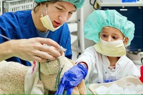 HashKSA's tweet image. صورة ترند: في هولندا عيادة خاصة بالمستشفى لإصلاح دمى الأطفال عن طريق العمليات الجراحية ليشعر الأطفال بالطمأنينة.