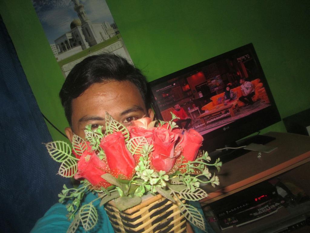 RamdanScumbagg's tweet photo. Nonton @Ini_Talkshow seru banget bikin ketawa terus and ini bunga nya buat mba zaskia @netmediatama #KUISMILIUNER_3 http://t.co/RRtr86APtw