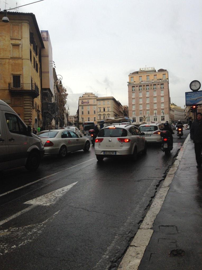 aairam4's tweet photo. Passejant pels carrers de Roma☔️☁️ http://t.co/G7ZzD31J3k