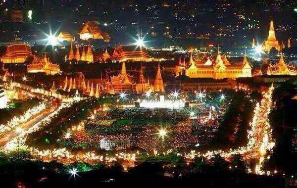 emflaek's tweet image. ค่ำคืนที่มืดมิด..กลับมีวันนี้เพียงวันเดียวที่เป็นค่ำคืนที่สว่างไสวที่สุดด้วยแสงสีเหลืองทองจากเปลวเทียน #WeLoveKingTH