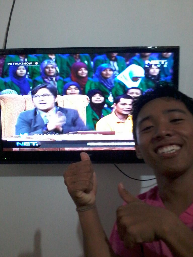 made915's tweet image. Habis futsal langsung pantengin @netmediatama Televisi masa kini #NETMILIUNER_3