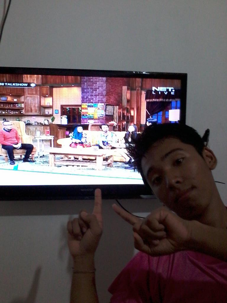 made915's tweet image. Habis futsal langsung pantengin @netmediatama Televisi masa kini #NETMILIUNER_3