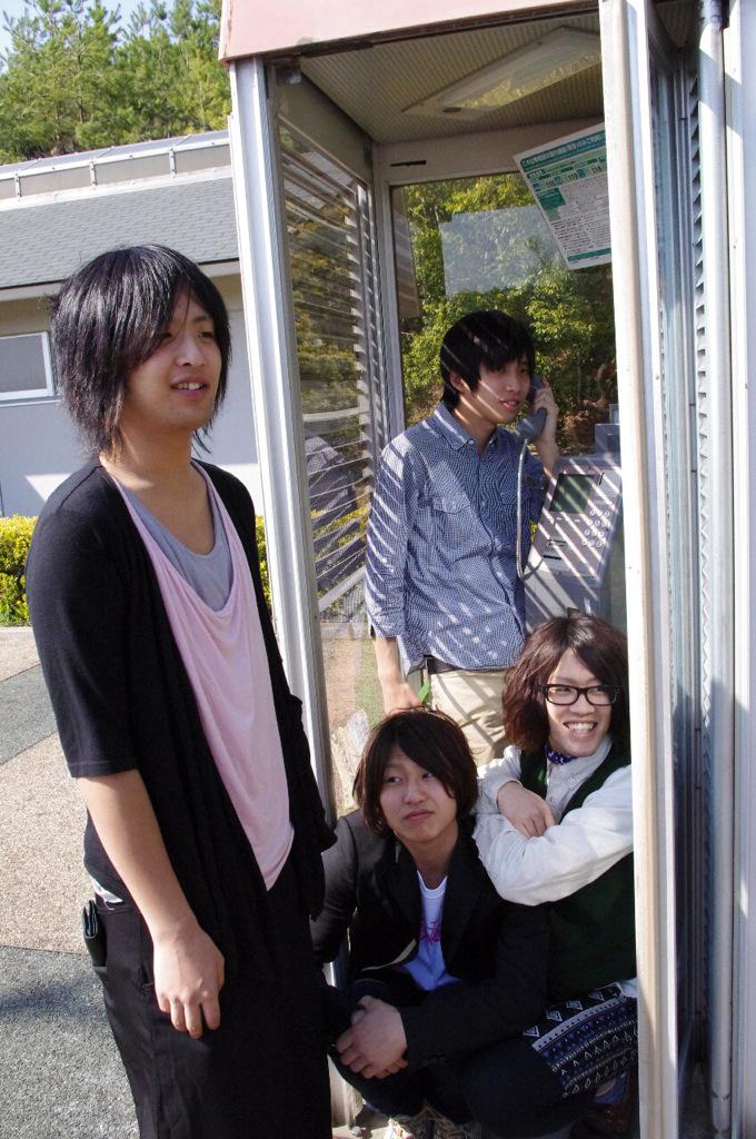 danny9769's tweet photo. 【六犬大忘年会30日出演者発表】
さらっと発表！
ワンマンも控えておりますが30日唯一の弾き語りで出陣！高崎太志
新しい名前［Aireal tram］古い名前［NOAH'S ARK］の古い名前のバンドで出演します！ http://t.co/WoxwojIsCv