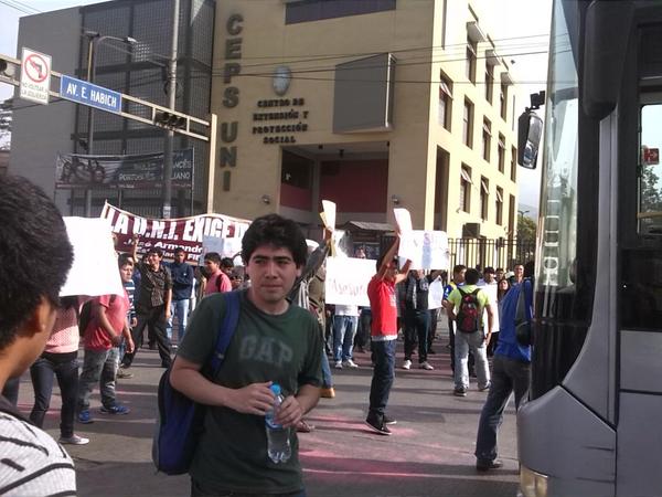 milagrosguzve's tweet photo. #AlertaNoticias #justiciaparajose #TODOSSOMOSUNI  En estos instantes, puerta 4 U.N.I. Av. Túpac Aamaru http://t.co/MkUpYFxq9A