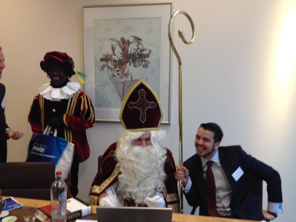 Sint en piet op bezoek bij de inhousedag van #kpmg corporate Finance! Sint stelt kritische vragen