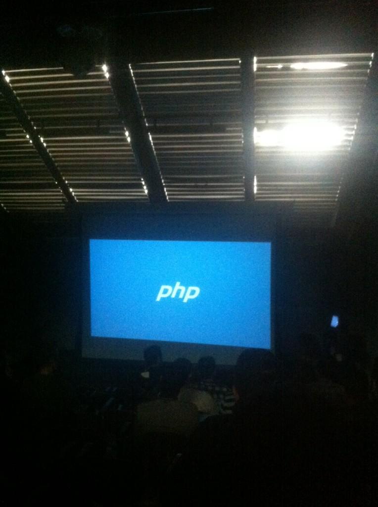 zaip's tweet image. O @duodraco falando sobre o @phpsp e comunidades na #PHPConfBr