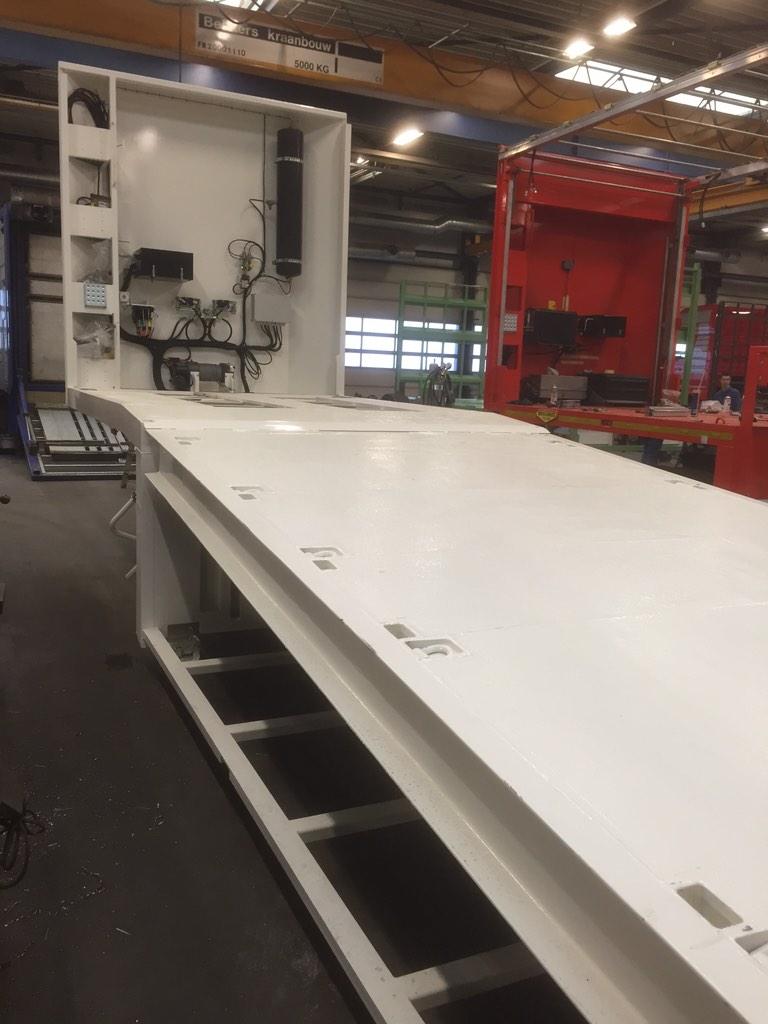 Itsa_ravenhorst's tweet photo. I.s.m #Broshuis #Trailers 2 #nieuwe #diepladers monteren  #huif #een 9tons #klep voor #Beekman #transport #Apeldoorn http://t.co/nacYhG7px2