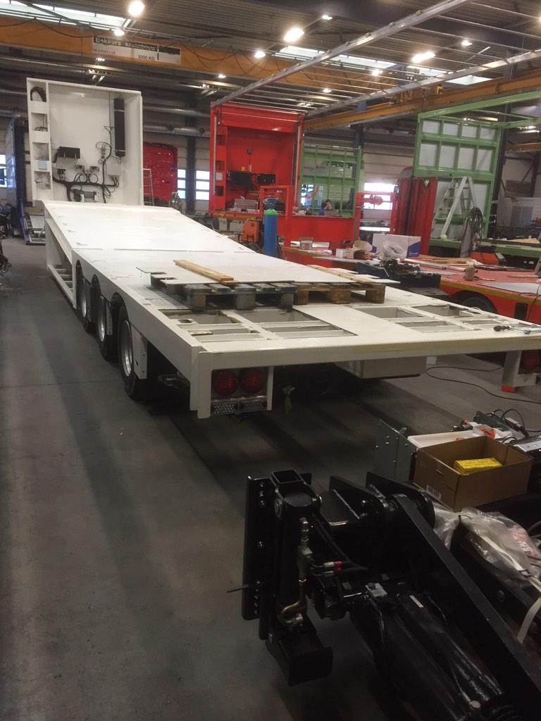 Itsa_ravenhorst's tweet photo. I.s.m #Broshuis #Trailers 2 #nieuwe #diepladers monteren  #huif #een 9tons #klep voor #Beekman #transport #Apeldoorn http://t.co/nacYhG7px2