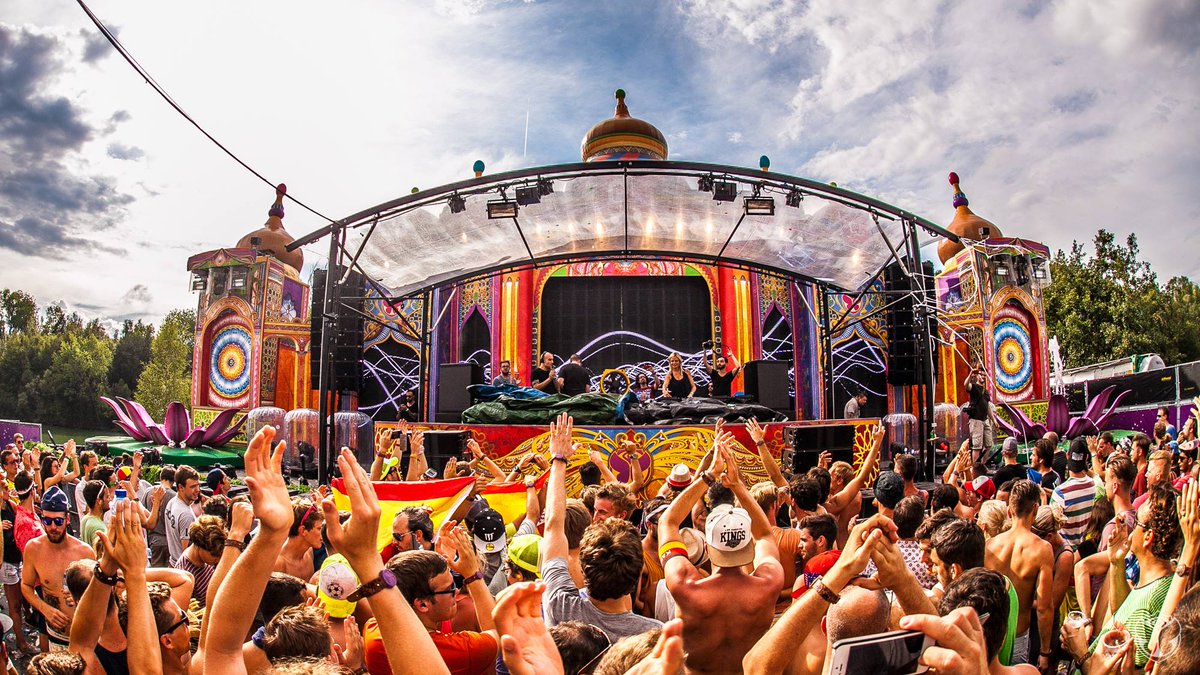 tomorrowland's tweet photo. .@IdaEngberg created a beautiful moment at the Café d'Anvers stage. http://t.co/ox1CUgIwLP