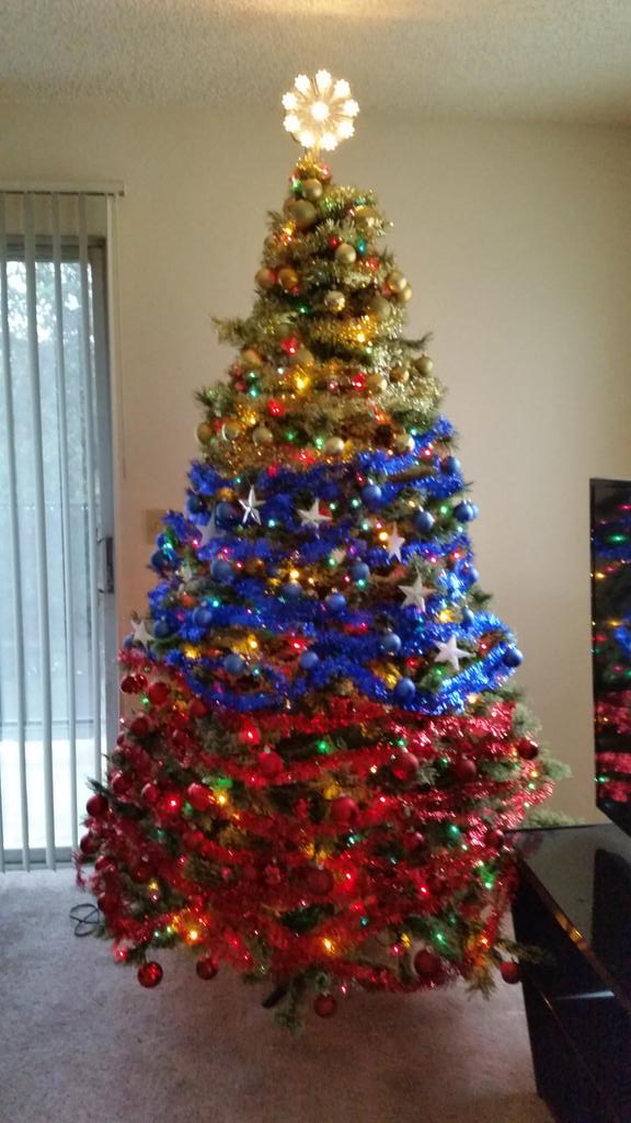 yolysmoreida's tweet photo. @UnNuevoDia mi árbol es el más bello en honor a mi amada Venezuela. Saludos desde Woodland, Ca. http://t.co/VxO1klJf2N