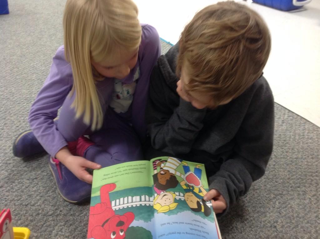 MrsHaslamGrade1's tweet photo. Shoulder to shoulder, knee to knee, book in the middle so both can see! http://t.co/Sb2YXnDYFG