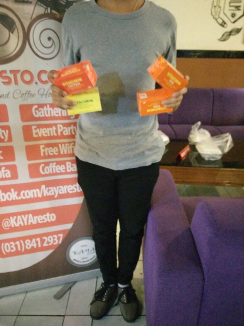Twibi_SBY's tweet photo. RT @RapperChiBi Numpang promo guys! Me with @vitacimin at @KAYAresto Surabaya #TemuCeriaChibi http://t.co/UBFcQsopW6