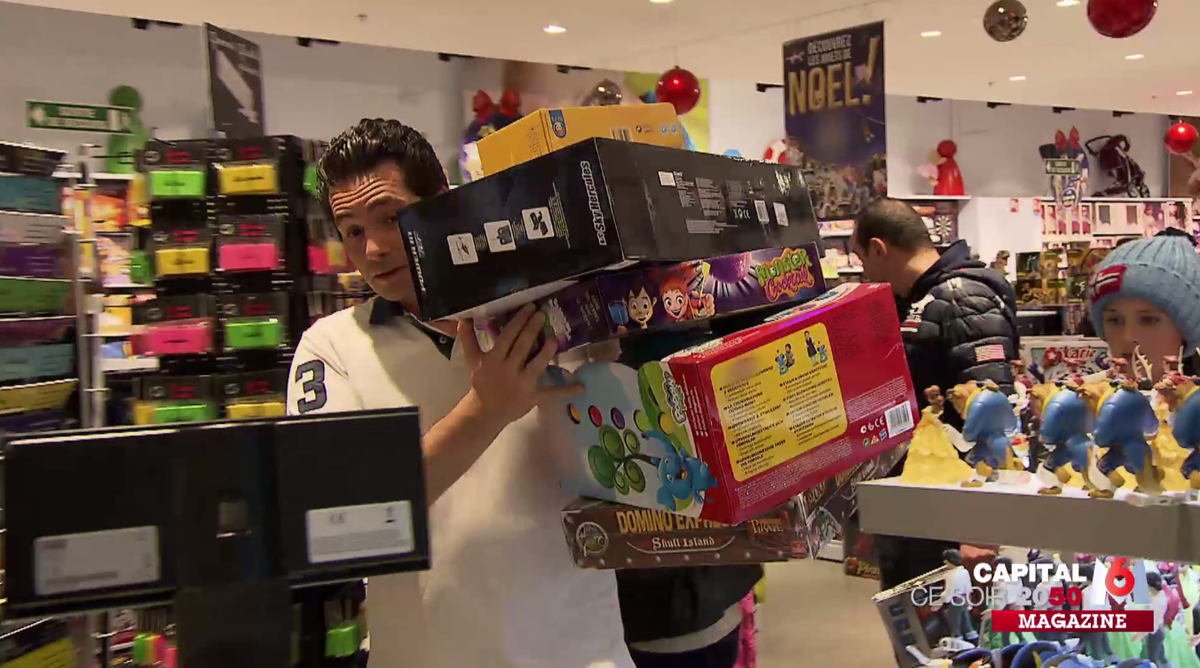 M6's tweet photo. Le saviez-vous : Pour #Noël, chaque ménage va dépenser en moyenne 518 euros. Retrouvez #Capital, ce soir à 20:50 http://t.co/zE6JgjxZgy