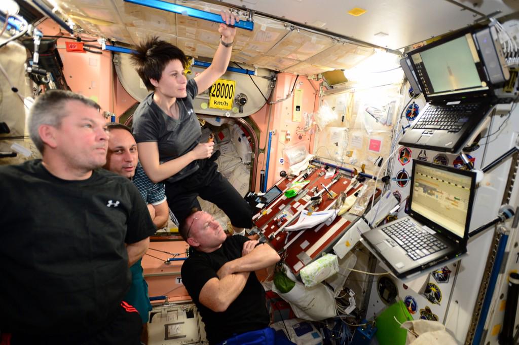 AstroTerry's tweet photo. watching #Orion launch with our crew from the #ISS- awesome!!! http://t.co/10o0bqob3o