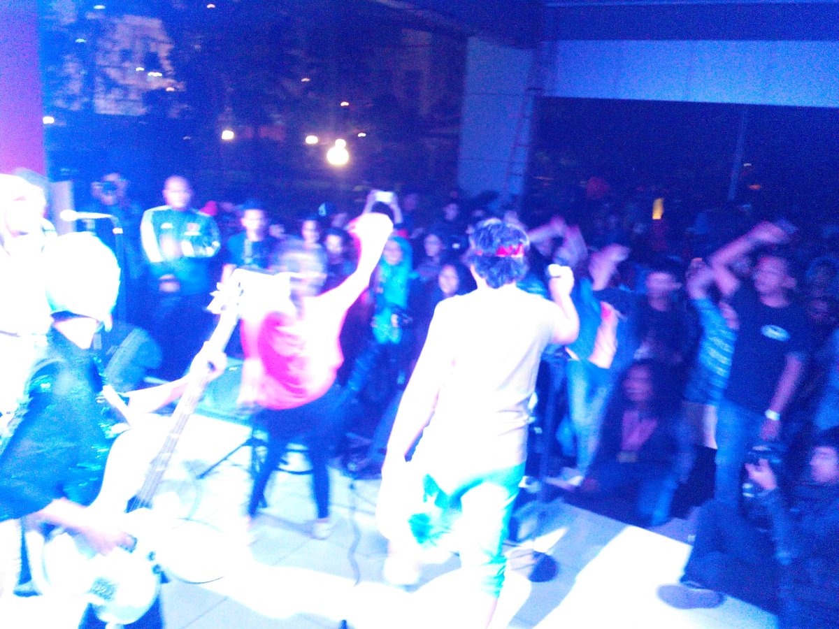 peragaTCIS's tweet photo. Siangnya ngajar. Malemnya senang-senang!!!!!!

Wohooooo!!!! http://t.co/fxsMNPtdZI
