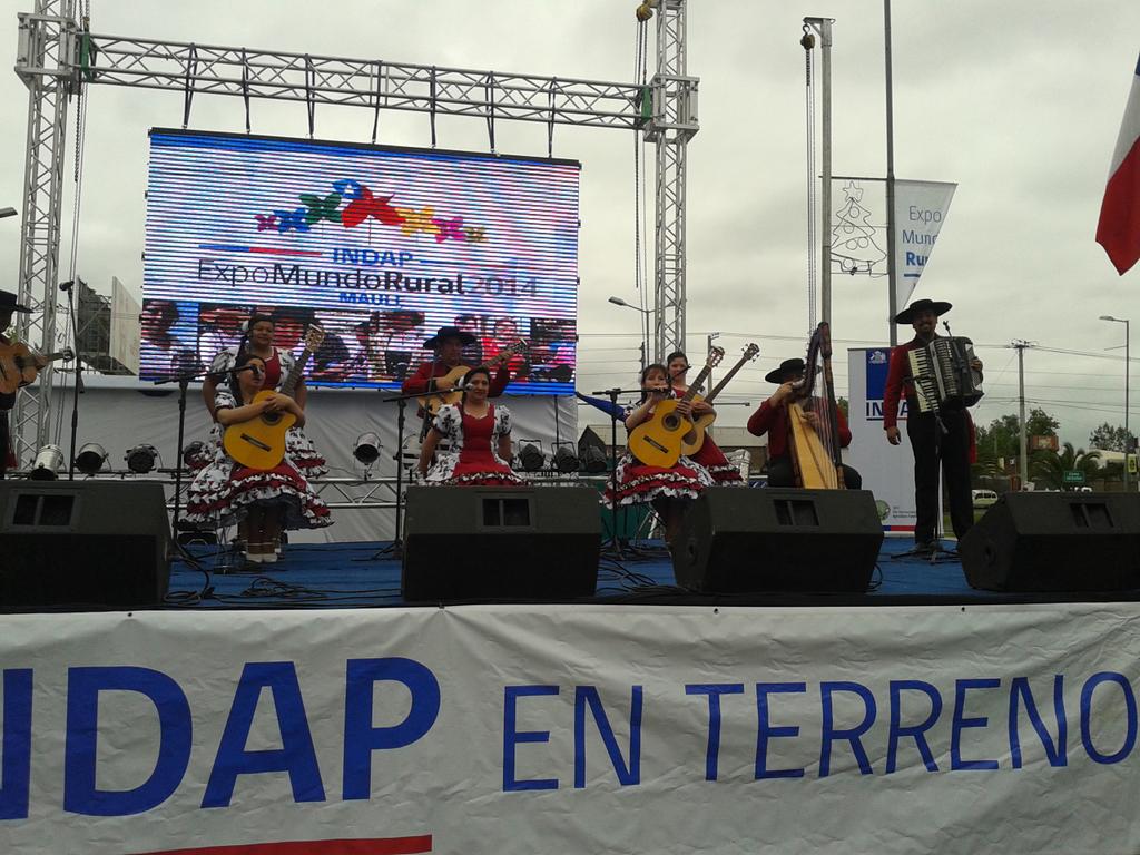 chilenerostalca's tweet photo. Preparandonos para la inauguración de @ExpomundoruralM http://t.co/8porXoI96b
