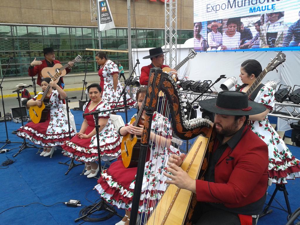 chilenerostalca's tweet photo. Preparandonos para la inauguración de @ExpomundoruralM http://t.co/8porXoI96b