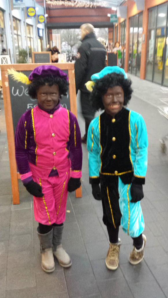 Larissa met bas als piet  in winkelcentrum marsdijk