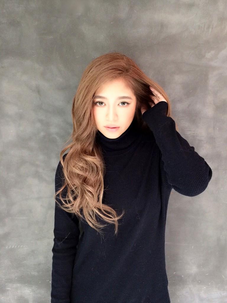 Vaice Kazu 今井華ちゃん ハイブリッドカラーでクリーミーアッシュベージュ 久々にシールエクステ40本でロングに お誕生日ケーキ届けてくれました 新店舗arkにも遊びに来てくれました Http T Co Qiukmemlrh Twitter