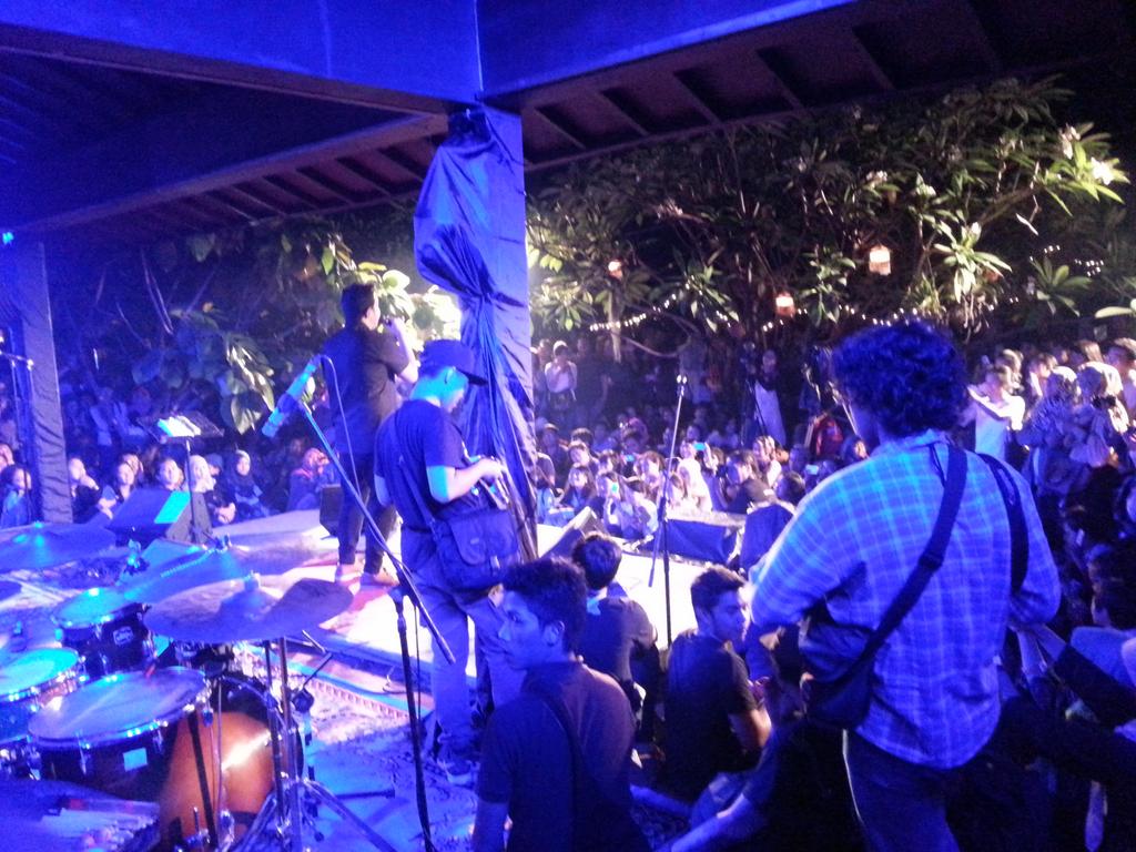 earnight_'s tweet photo. ON STAGE NOW at Garden Stage!! @tulusm @musiktulus #EarNight2014 http://t.co/l6yhS8cXvZ