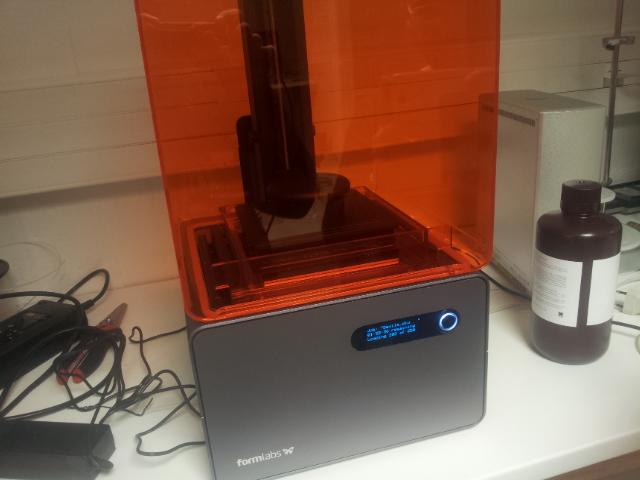 fabmstic's tweet photo. @fabmstic inaugure sa nouvelle imprimante SLA de @formlabs, 20 microns de précision. http://t.co/ZvzjUTNa0c