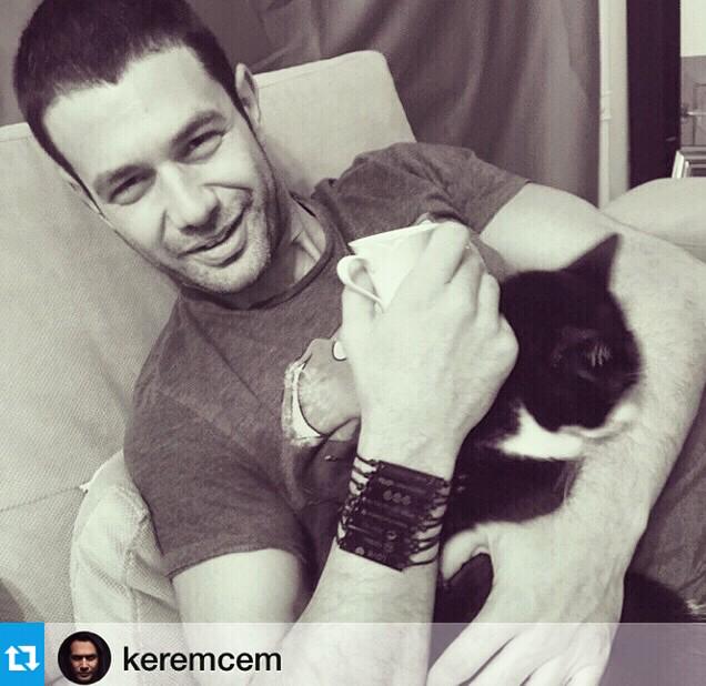 _URBANQUEEN_'s tweet photo. Sevgili #Keremcem in Sloganli  Bileklikleri 
#UrbanQueen👊👨 cok yakismis👏 @keremcemcomtr🙏Bileklikler @lidyanacom da!♠️ http://t.co/r3fGeDruG5