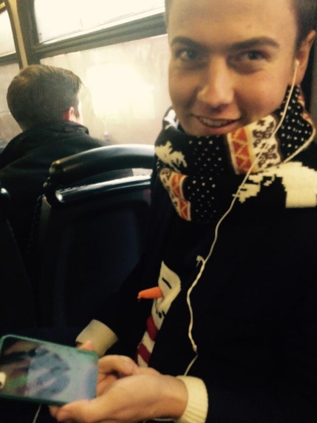 UnifyYE's tweet photo. Bus entertainment 😋 #phonecases #colourful #thermotechnology http://t.co/1o9yUXi3NM