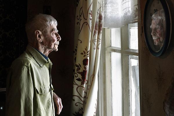 Пожилые люди часто страдают от одиночества. Помогите им найти подходящий круг общения!