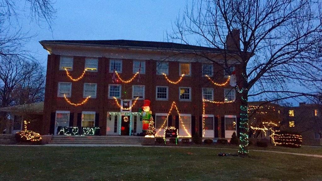 OWUAlphaSig's tweet photo. Thanks to the ladies of @DeltaGammaOWU for helping decorate our house for the holiday season! #ASPEpsilon #OWUGreek http://t.co/DFqyeNNrmu