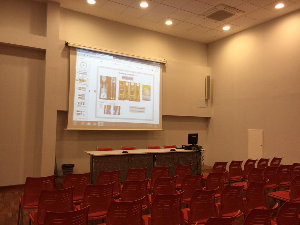 PodologoMalaga's tweet photo. Últimos detalles para la charla sobre #podologiadeportiva #podorun en @Commalaga #podologia #malaga @CPodologosAndal http://t.co/ULvJ7K0Md8
