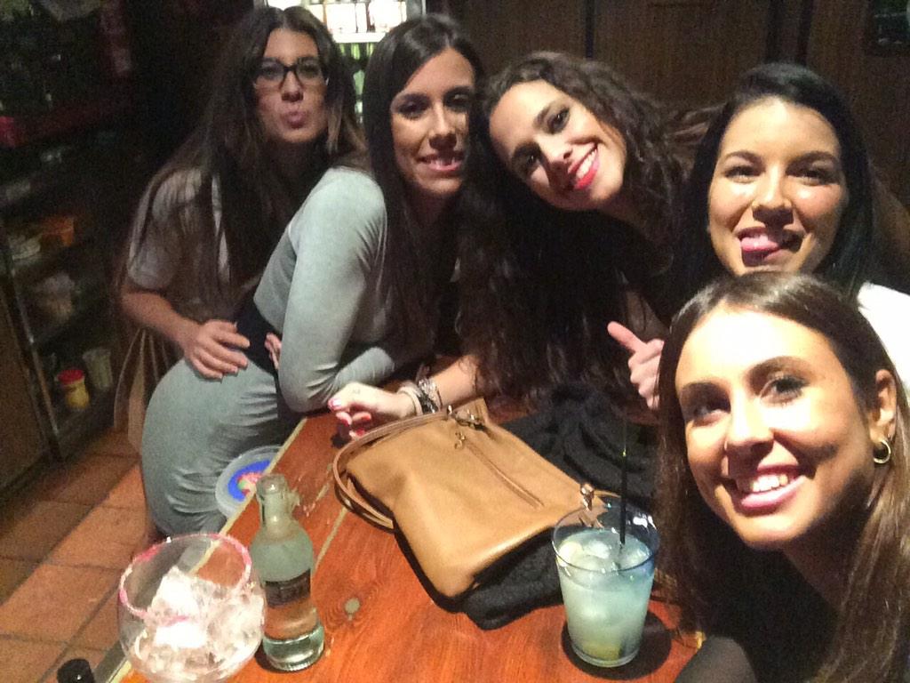 LaurissGR's tweet photo. Noche de curro y Les castizos! #juernes #vip #maewest 😎🍸🍸 http://t.co/lSzeyQ4XoD