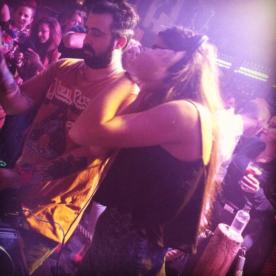 LaurissGR's tweet photo. Noche de curro y Les castizos! #juernes #vip #maewest 😎🍸🍸 http://t.co/lSzeyQ4XoD