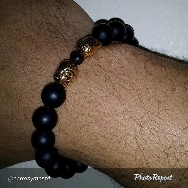 By <a href="/carrosymasrd/">Carros y Más</a> "Gracias a @elementalrd por mi nueva pulsa de #budas #dorados y #bolas #negro #matte ! #muycool ...