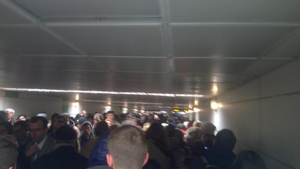 andreicbadeanu's tweet image. Panică la metrou. #pasajunirii #metrorex